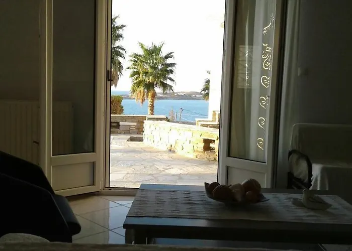 Three Palm House * Parasporos